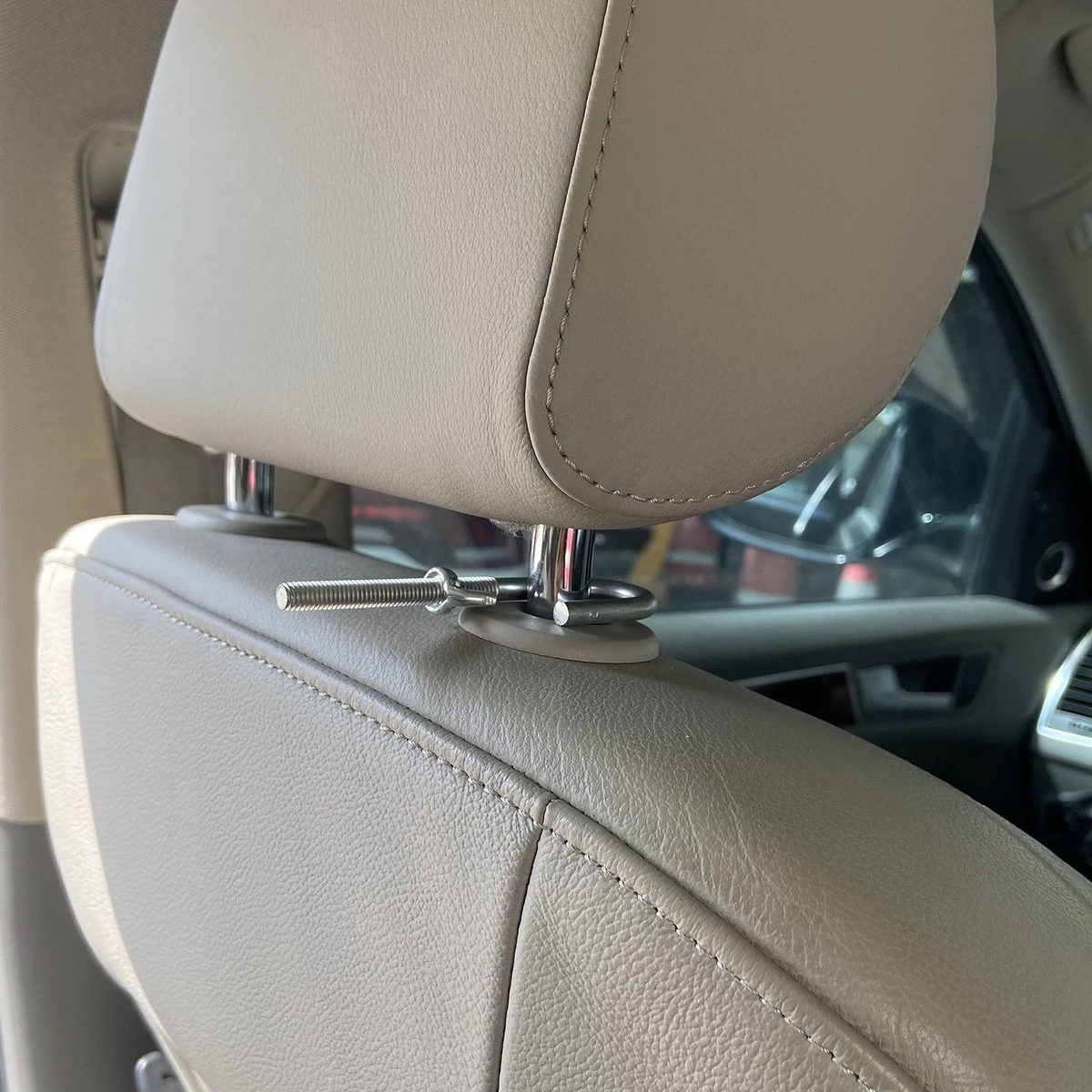 Verstelbaar Hondenrek Voor Auto - Veiligheidsrek - Autorek Hond - Kofferbak - Achterbank - Bagagerek - Universeel - Zwaart 7 Verstelbaar Hondenrek Voor Auto - Veiligheidsrek - Autorek Hond - Kofferbak - Achterbank - Bagagerek - Universeel - Zwaart - Afbeelding 7