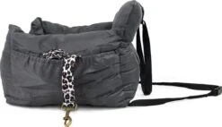 Studio Proud - Honden Autostoel - Autozitje - Automand - Zeer Luxe Hondenmand Voor In De Auto - Comfortabele Honden Autozitje - Antraciet - Zeer Makkelijk Schoon Te Maken - Veilig Auto Bench Voor Puppy En/of Hond -Huisdierbenodigdheden 1200x692 1