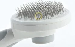 Merkloos Dierenborstel - Haarborstel Huisdieren - Borstel Voor Vacht Huisdier - Borstel Kat - Borstel Hond - Makkelijk Haar Verwijderen Met één Klik - Inclusief Speeltje - Kam Huisdier - Vachtverzorging - Massage -Huisdierbenodigdheden 1200x751 2