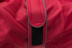 Trixie Hondenjas Gevoerd En Waterafstotend - Kleur: Rood - Nekomvang: 34-42 Cm Buikomvang: 38-50 Cm Ruglengte: 35 Cm -Huisdierbenodigdheden 1200x800 295