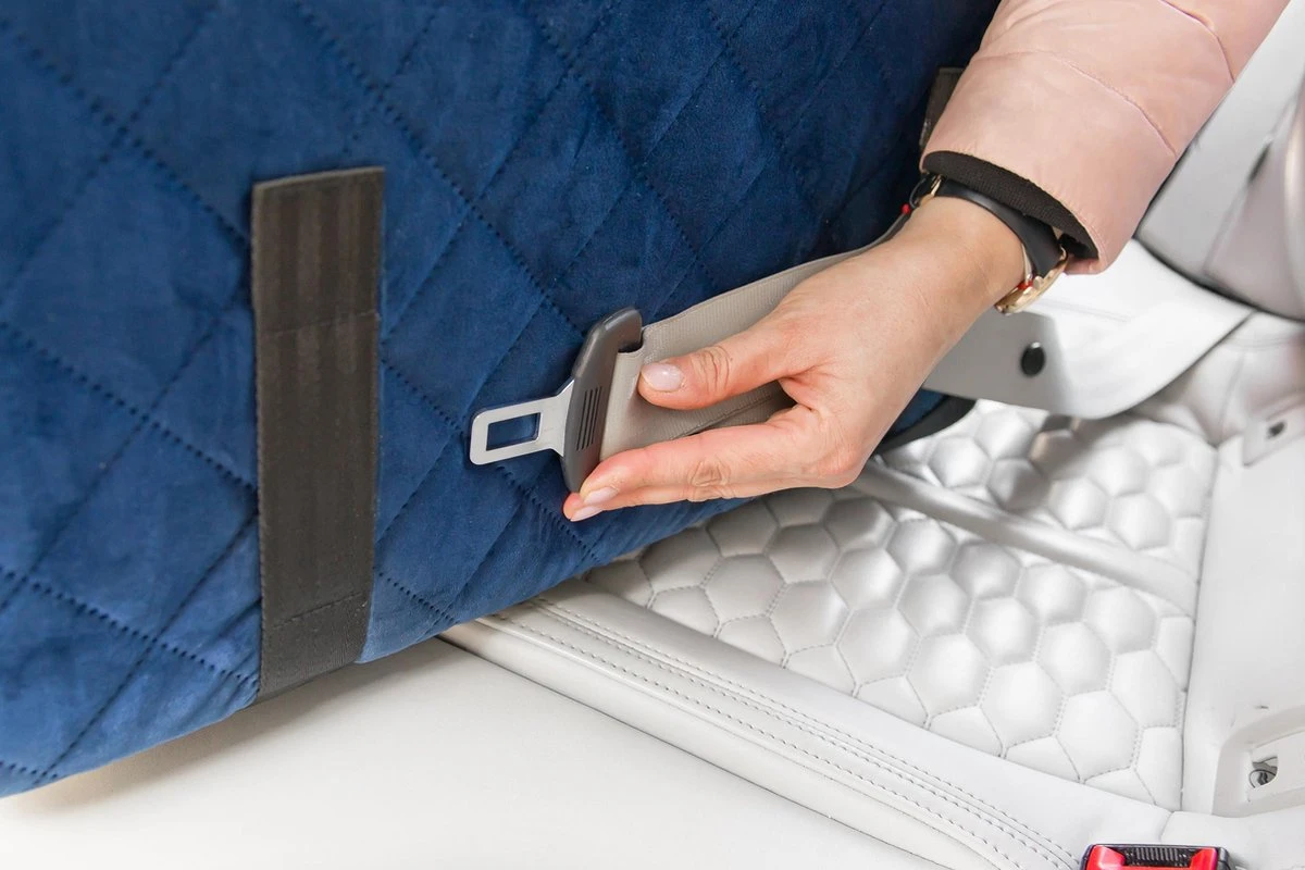 Velvet Blue - Autostoel Voor Hond - 57x50cm - Wasbaar - Hondenmand Auto - Handgemaakt 4 Velvet Blue - Autostoel Voor Hond - 57x50cm - Wasbaar - Hondenmand Auto - Handgemaakt - Afbeelding 4