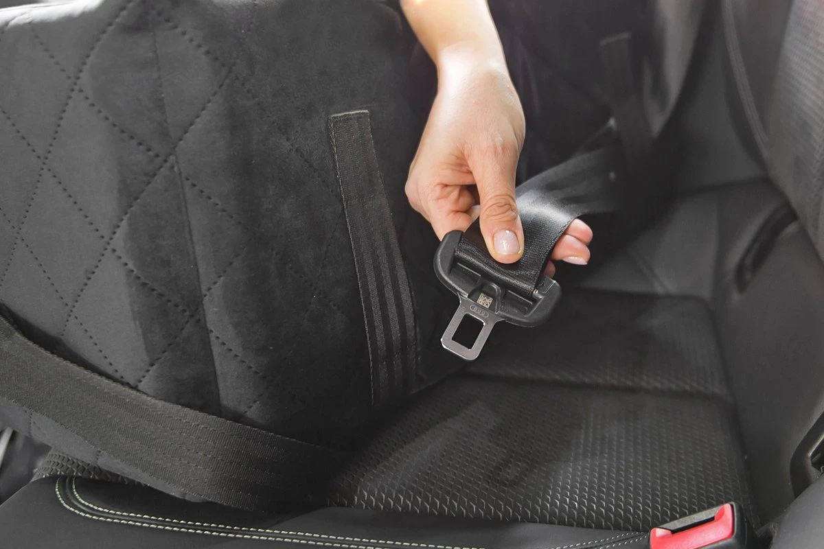 Velvet Black - Autostoel Voor Hond - 47x42cm - Wasbaar - Hondenmand Auto - Handgemaakt 6 Velvet Black - Autostoel Voor Hond - 47x42cm - Wasbaar - Hondenmand Auto - Handgemaakt - Afbeelding 6