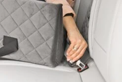 Velvet Silver - Autostoel Voor Hond - 57x50cm - Orthopedisch Kussen - Hondenmand Auto - Wasbaar - Handgemaakt -Huisdierbenodigdheden 1200x801 2