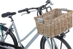 Basil Dorset Fietsmand L - Voor - Rotan - Grijs - Large -Huisdierbenodigdheden 1200x809 4