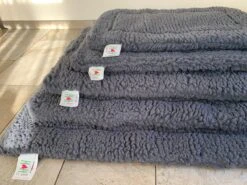 HuggleHounds - Wasbare Fleece Hondenmat Van Lamswol Voor Benches Of Als Los Kussen - In Naturel Of Grijs - S/M/L/XL/XXL - Grijs - S