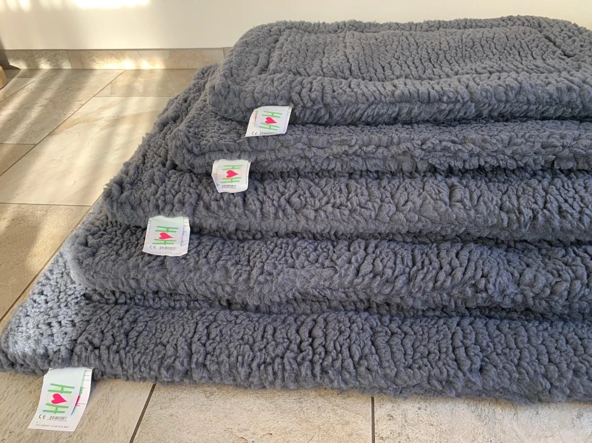 HuggleHounds - Wasbare Fleece Hondenmat Van Lamswol Voor Benches Of Als Los Kussen - In Naturel Of Grijs - S/M/L/XL/XXL - Grijs - S 1 HuggleHounds - Wasbare Fleece Hondenmat Van Lamswol Voor Benches Of Als Los Kussen - In Naturel Of Grijs - S/M/L/XL/XXL - Grijs - S