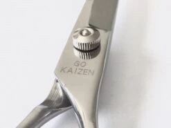 Professionele Hondenscharen Set - Extra Veilige Grooming Set - Trimscharen Voor Honden - Knipschaar - Effileerschaar / Uitdunschaar - Gebogen Schaar Met Ronde Punt - Precisieschaar - Hondenverzorging - Inclusief Kam, 2 Haarclips En Luxe Opbergdoos 5 Professionele Hondenscharen Set - Extra Veilige Grooming Set - Trimscharen Voor Honden - Knipschaar - Effileerschaar / Uitdunschaar - Gebogen Schaar Met Ronde Punt - Precisieschaar - Hondenverzorging - Inclusief Kam, 2 Haarclips En Luxe Opbergdoos -Huisdierbenodigdheden 1200x899 4